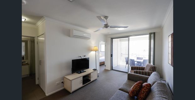 HIGHLY SOUGHT-AFTER FURNISHED EXECUTIVE STYLE APARTMENT LOCATED IN THE CENTRE OF TOWN! Reduced Price!! - Photo 1