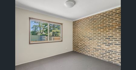 Cosy, Convenient Location - Photo 2