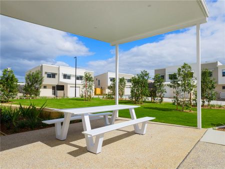 NEAR NEW LUXURY 3 BEDROOM TOWNHOUSE WITH DUCTED AIR CONDITIONING - Photo 2