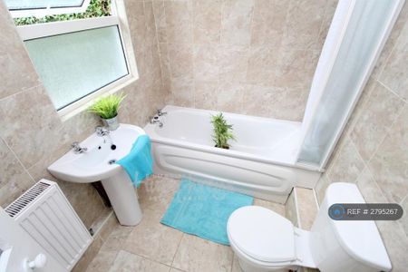 4 bedroom terraced house to rent - Photo 5