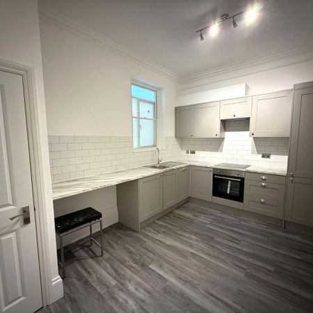 2 Bed Flat, Clarence Square, BN1 - Photo 3