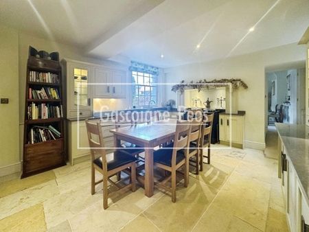 Farnham Town Centre - Photo 3