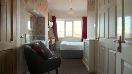 1 bedroom in a house share to rent - Photo 2