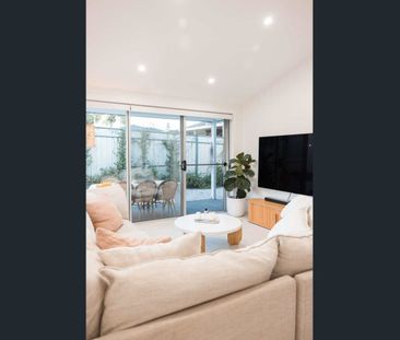 MODERN TWO-BEDROOM GRANNY FLAT WITH ULTRA-HIGH CEILINGS - Photo 1