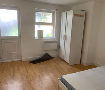 2 Bed Flat, William Street, RG1 - Photo 3