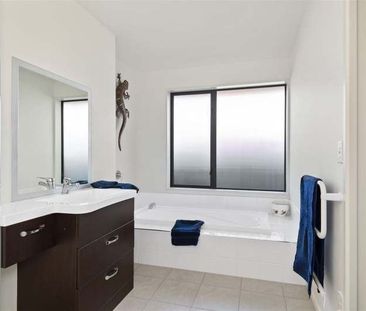 Easy care three bedrooms modern house - Photo 2