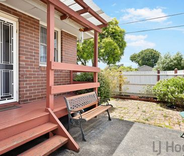 Charming Two Bedroom Unit - Photo 2