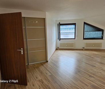 Sehr schöne und gut aufgeteilte renovierte 2,5 Zimmer Wohnung im Ze... - Photo 4