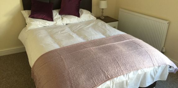 Refurbished Home Close to City & Transport - Photo 2