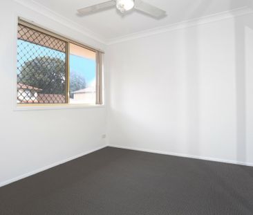 CENTRALLY LOCATED 3 BEDROOM TOWNHOUSE - Photo 5