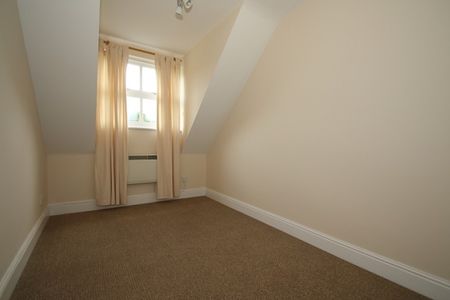 Broomhall Road, Woking - Photo 2