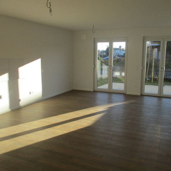 Moderne Erdgeschosswohnung mit Terrasse und Garten in zentraler Lage von Nienburg - Photo 1