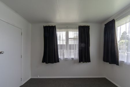 Recently Refurbished Three Bedroom - Photo 4