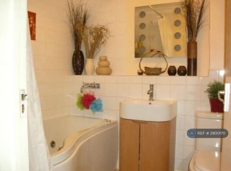 2 bedroom end of terrace house to rent - Photo 2