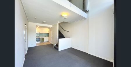 BRIGHT & SPACIOUS ONE BEDROOM SPLIT LEVEL APARTMENT IN PRIME LOCATION - Photo 2