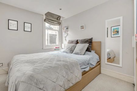 3 bedroom flat in London - Photo 2