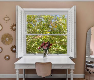 FULLY FURNISHED GRAND ART-DECO BEAUTY - Photo 4