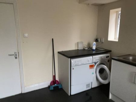 1 bed Studio - To Let - Photo 5