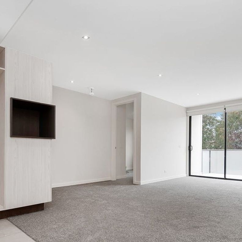 Spacious Apartment in Great Location - Photo 1