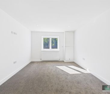 Old Hollow, Worth, Crawley - Photo 1