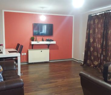 2 Bed Flat, Prince Regent Road, TW3 - Photo 1