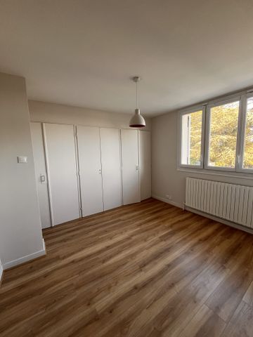 Location Maison 5 pièces 130m² LA TOUR DE SALVAGNY 69890 - Photo 2