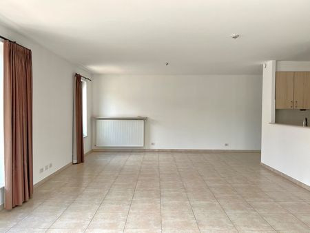 Ruim appartement met 2 slaapkamers, balkon en garage. - Foto 2