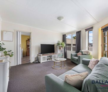 Spacious One Bedroom with Double Garage - Photo 1