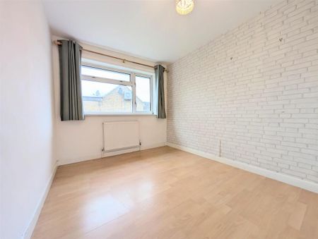 4 bedroom end of terrace house to rent - Photo 3