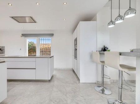 6 bedroom luxury Villa for rent in Marbella Del Este, Spain - Photo 2