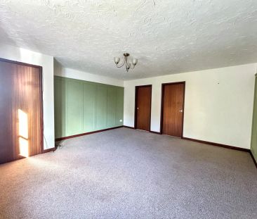 Charming 3-Bedroom Semi-Detached Cottage in Gisleham - Photo 2