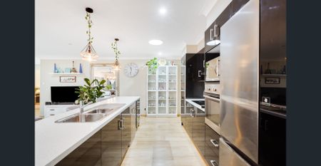 Modern Family Home with Pool - Pet Friendly - Photo 5