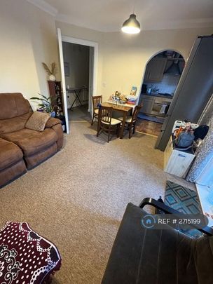 1 bedroom in a flat share to rent - Photo 1