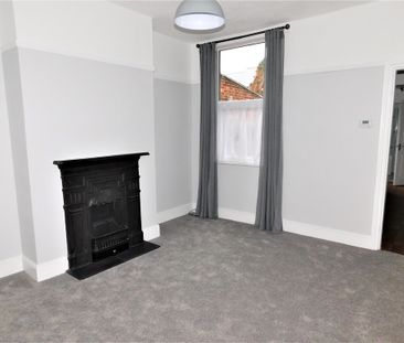 3 bedroom mid terrace to let - Photo 1