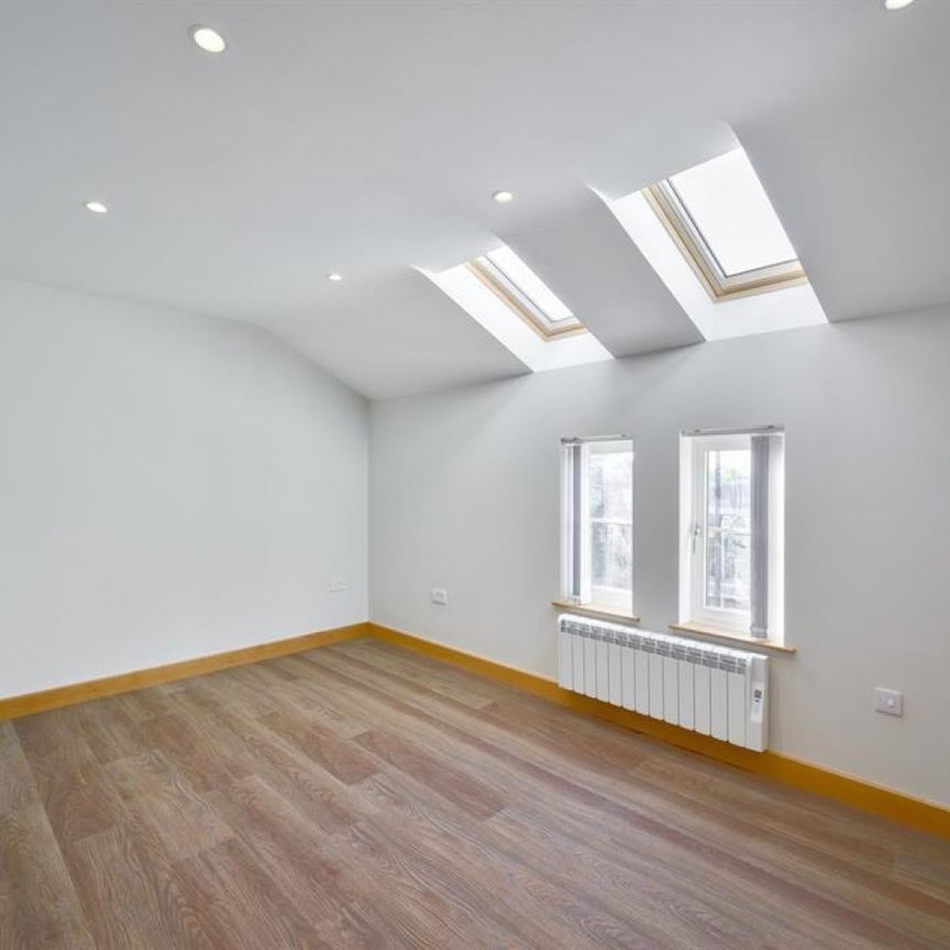 2 bedroom Flat To Let - Photo 1