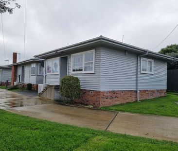 Easy Walk to Train station. Tidy 2 bedroom unit - Photo 3