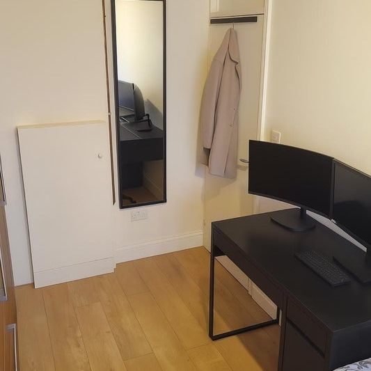 Room in a Shared Flat, Larch House, SE16 - Photo 1