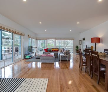 Coastal Comfort in a Quiet Portsea Court - Photo 3