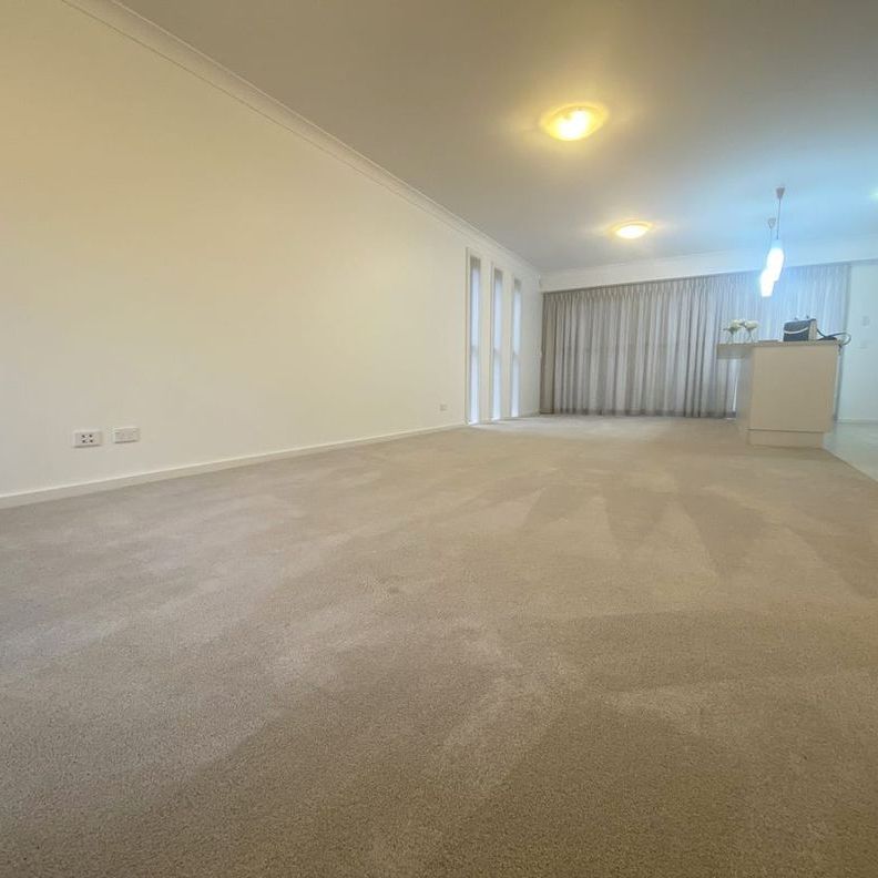 Spacious Townhouse - Photo 1