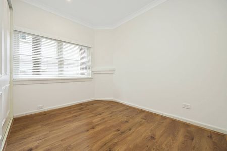 Light-Filled Coastal Apartment in Sought-After Bronte Pocket - Photo 4