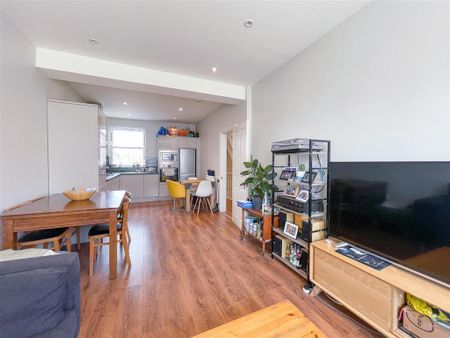 3 bedroom apartment to rent - Photo 2