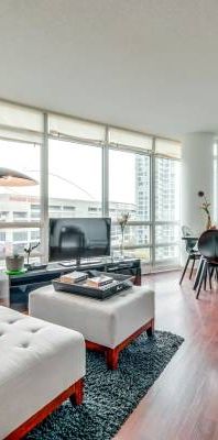 Spectacular 1 Bedroom + Den Suite with CN Tower Views in the Entertain - Photo 1