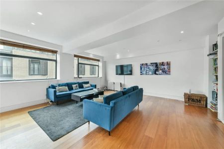 3 bedroom flat in London - Photo 2