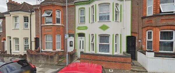 2 Bed Flat, Lyndhurst Road, LU1 - Photo 1