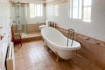 LONG TERM RENTAL. Spacious villa with 6 bedrooms for rent.