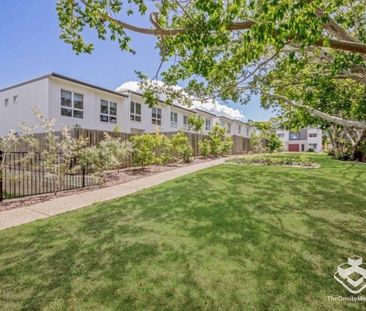 STYLISH MODERN 3BR TOWNHOUSES â CLOSE TO BAYSIDE WATERFRONT! - Photo 2