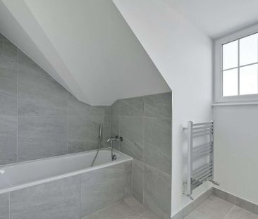 Brand new and spacious one bedroom apartment with one parking space. - Photo 4