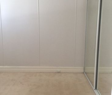 For Rent - One Bedroom Semi House with Parking - Photo 2