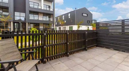 4 bed 2 bath townhouse - Photo 2