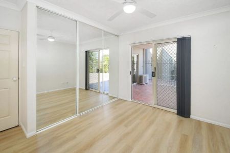 Prestigious 2-Bedroom Residence with Courtyard in Prime Yeronga Location - Photo 4